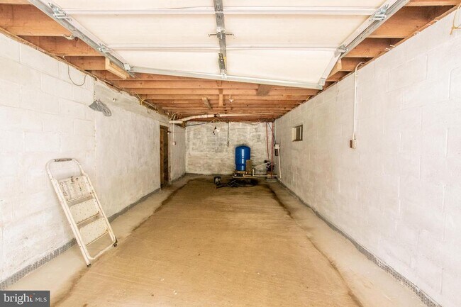 Building Photo - 1425 Manor Rd