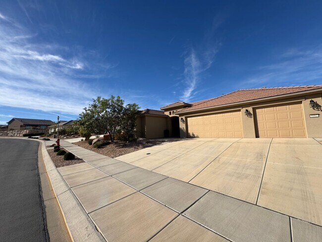 Building Photo - Beautiful 2 Bed / 2 Bath Home in Sun River 55+ Community!!
