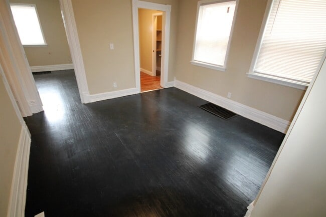 Building Photo - 27 E Duncan St