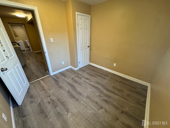 Building Photo - 724 Cortlandt St