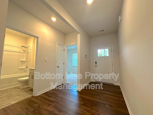 Building Photo - 211 Dogwood Crk Dr