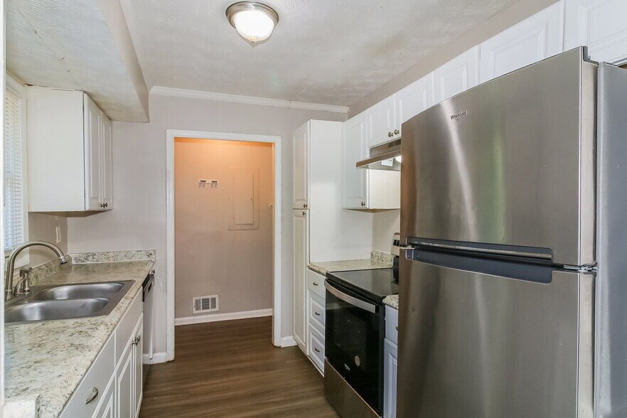 Building Photo - 7006 Knollwood Dr