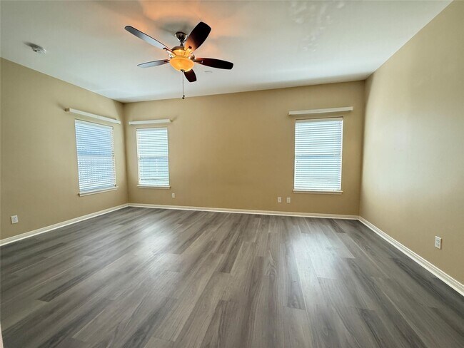 Building Photo - 211 Riata