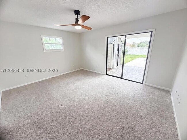 Building Photo - 2302 SW Fern Cir