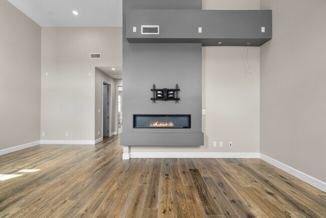Building Photo - 2415 Carnegie Ln