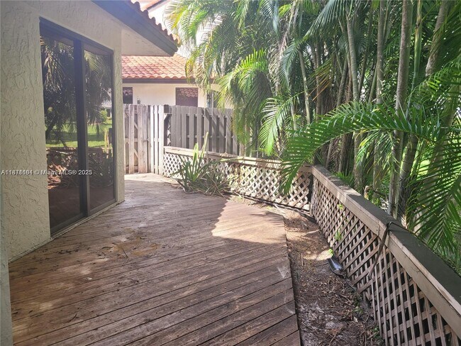 Building Photo - 5845 Fox Hollow Dr