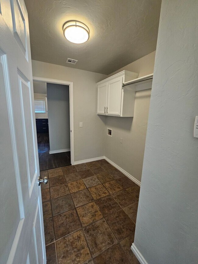 Building Photo - First Month Free!  Recently Remodeled!