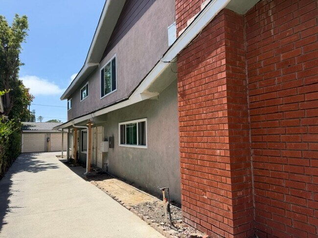 Building Photo - 327 Molino Ave