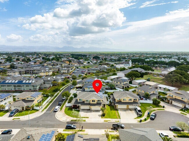 Building Photo - Welcome to this bright and inviting 3 bedroom