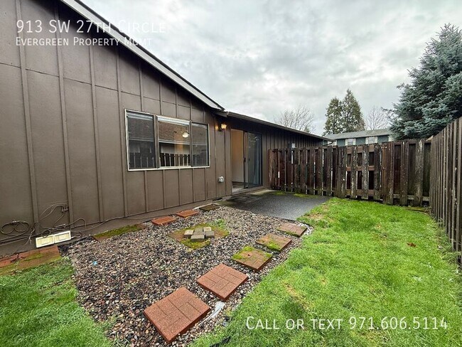 Building Photo - 913 SW 27th Cir