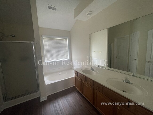 Building Photo - Beautiful 3b Room!Move in ready!