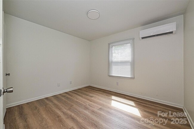 Building Photo - 260 Church St N