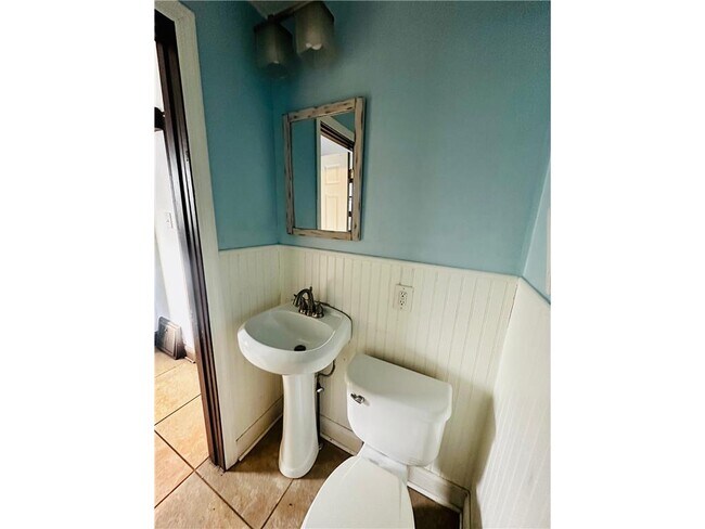 Building Photo - 246 Sidney St E