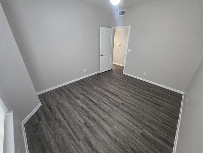 Building Photo - 6000-14 Shepherd Mountain Cove