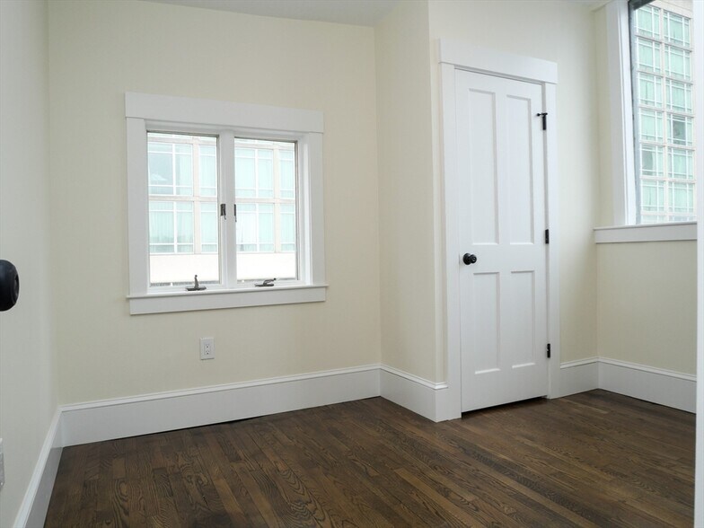 Building Photo - 261 W Newton St