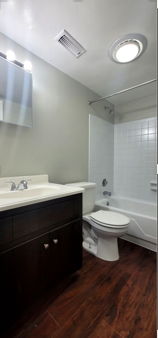 Building Photo - Beautiful Two Bedroom One Bath Apartment Home