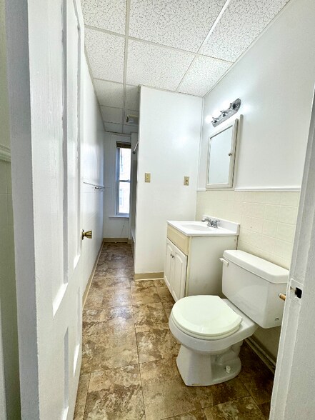 Building Photo - 184 Vernon St