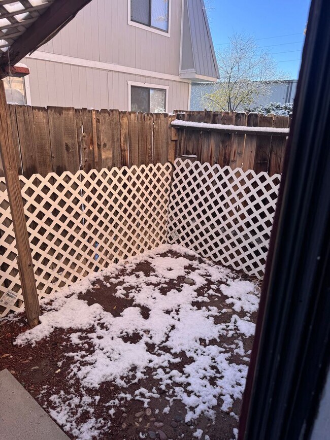 Building Photo - 2 Bed, 1 Bath, 2 Story Townhouse!!!