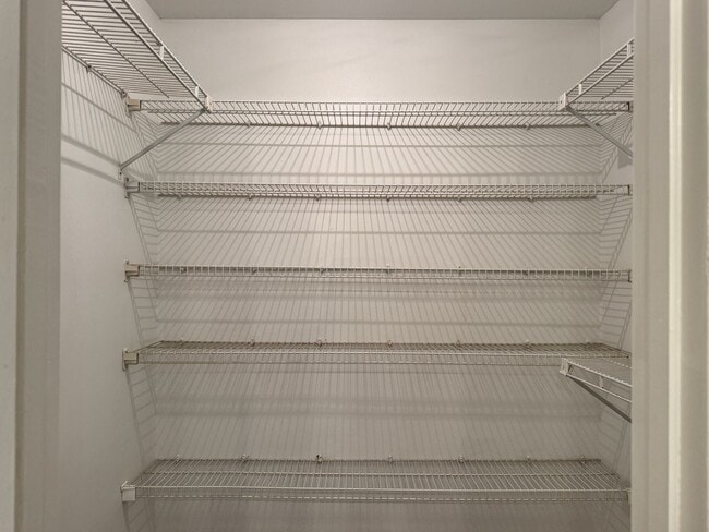 Building Photo - 400 South Town #105 - 2 bedroom Condo -POO...