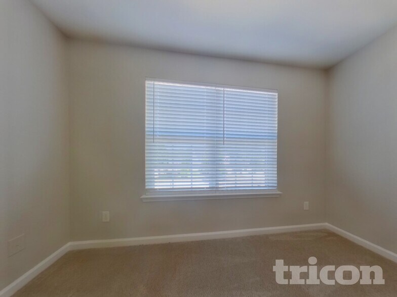 Building Photo - 120 Lakeside Point