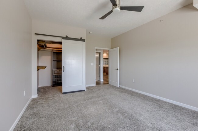 Building Photo - Must See Condo!!