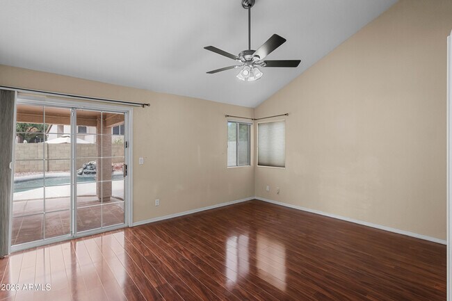 Building Photo - 1227 E Glenhaven Dr