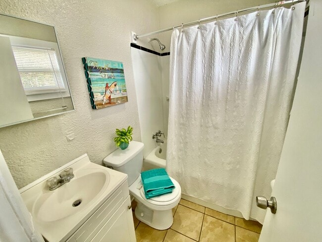 Building Photo - Cozy Cottage By The Sea!  3/2 Available 11...