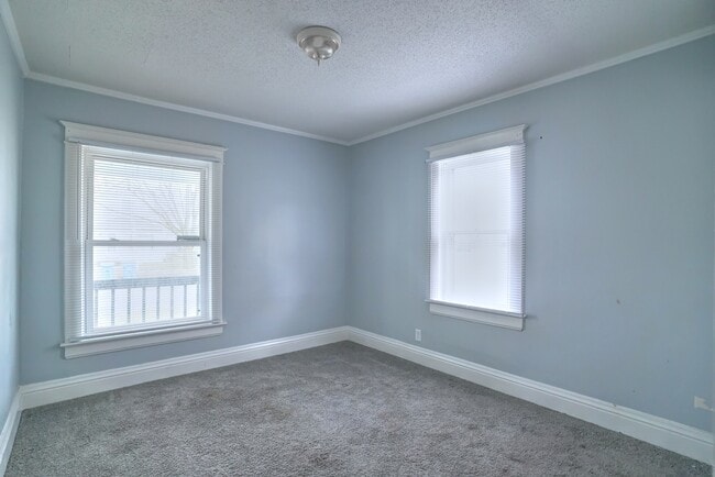 Building Photo - 415 E Lawrence St