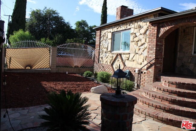 Building Photo - 12318 San Fernando Rd