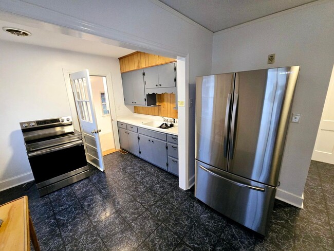 Building Photo - Charming 3-Bedroom Rental Home in Burlingt...