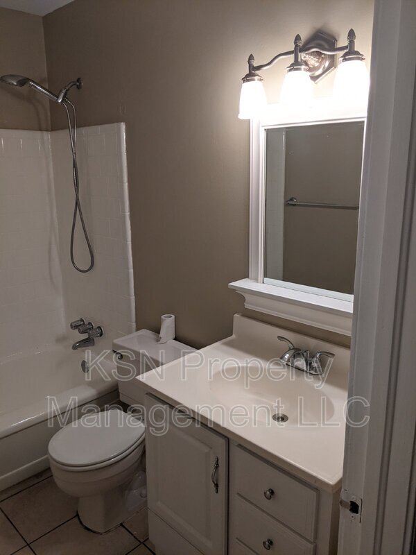 Building Photo - 412 Barnhill Dr