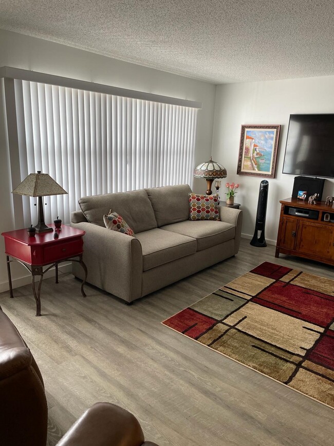 Building Photo - 2052 Cornwall C