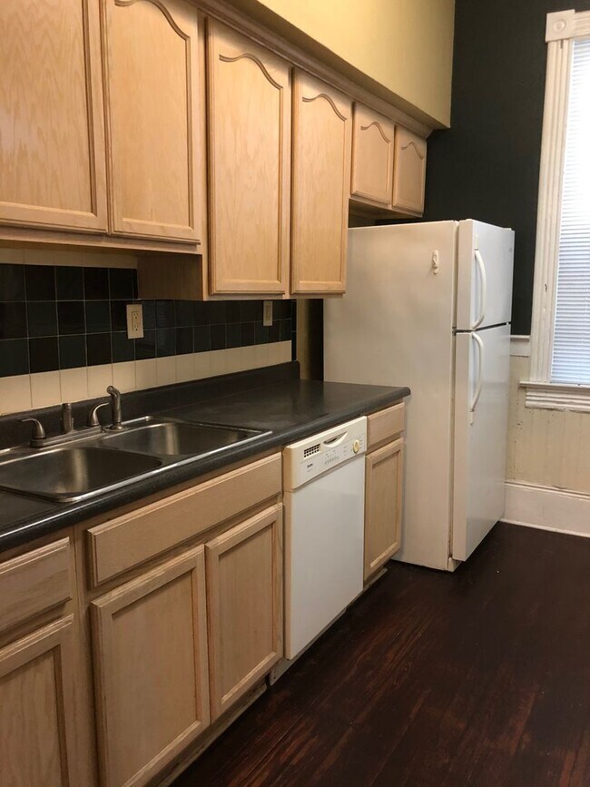 Building Photo - *APPLICATION PENDING!* DOWNTOWN 3 BEDROOM!
