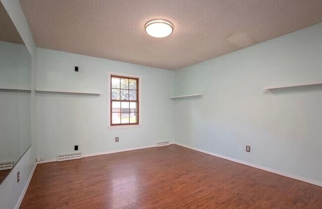 Building Photo - 1714 W Swan St