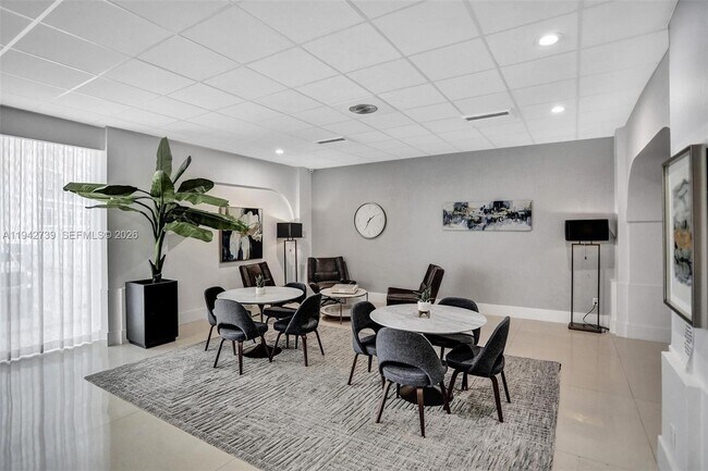 Building Photo - 3140 S Ocean Dr