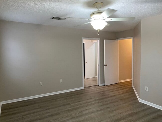 Building Photo - MOVE-IN SPECIAL-WONDERFUL 3/2.5 Home with 1 car garage-UCF Area