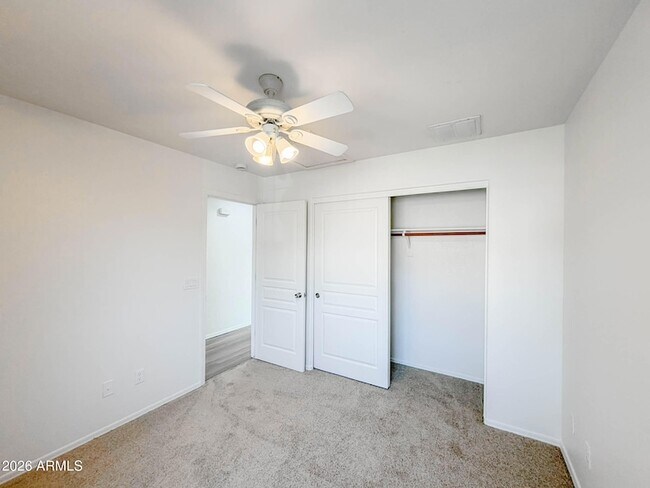 Building Photo - 1009 E Iris Dr