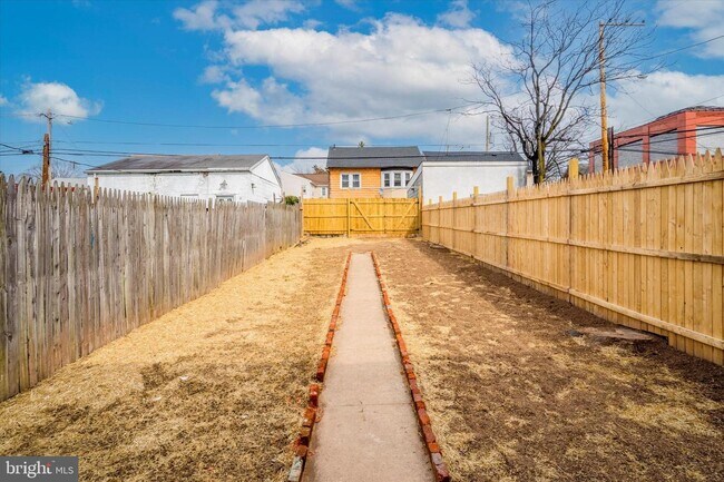 Building Photo - 451 King St