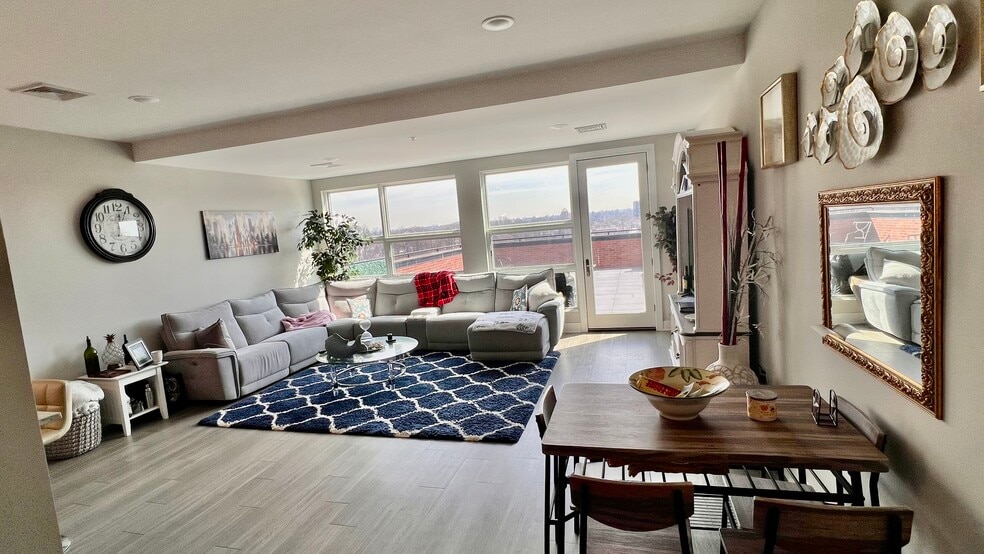 Building Photo - 140 Comet Way