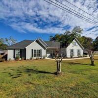 Building Photo - Modern 4-Bed, 2-Bath Home with 2-Car Garag...