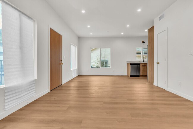 Building Photo - 414 S Ave 56