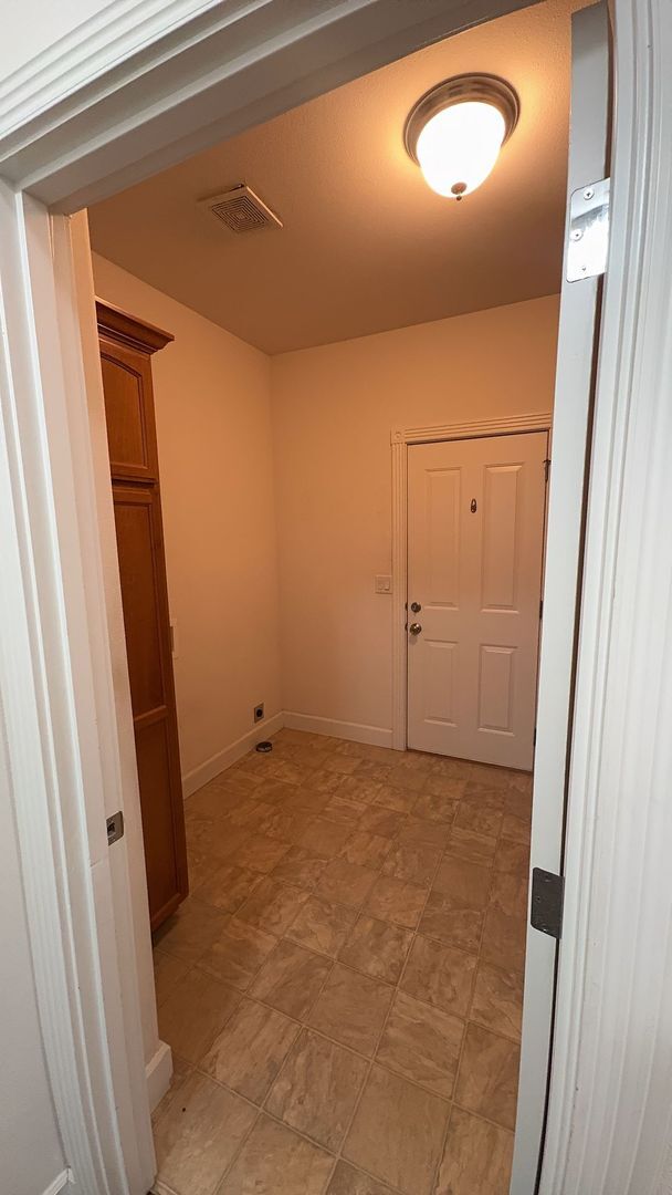 Building Photo - 2 Bed 2 Bath Home