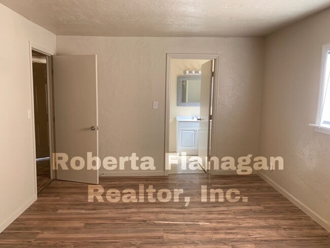 Building Photo - Country 4 bedroom/2 bathroom home