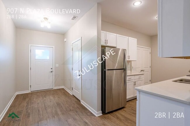 Building Photo - 907 North Plaza Drive