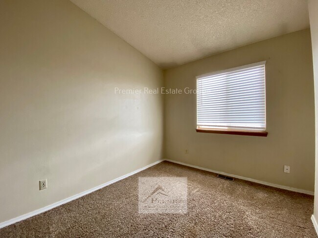 Building Photo - 519 Comanche Village Dr