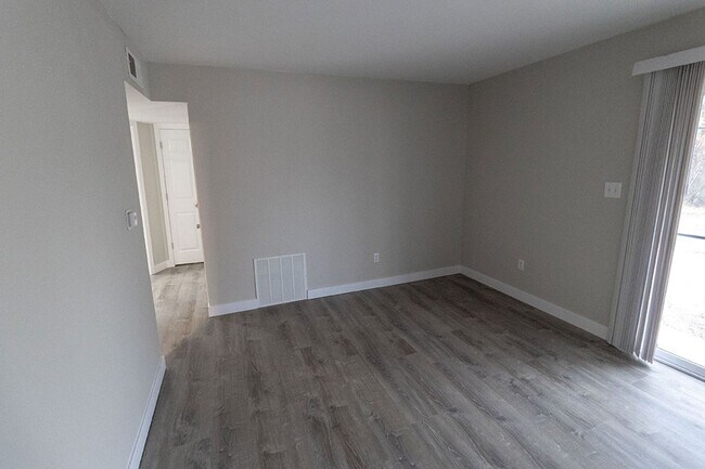 Building Photo - Fully Updated 2 BDR Apartment