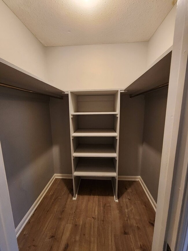 Building Photo - Spacious & Inviting 4-Bedroom Brick Home with Fenced Backyard in Valdosta!