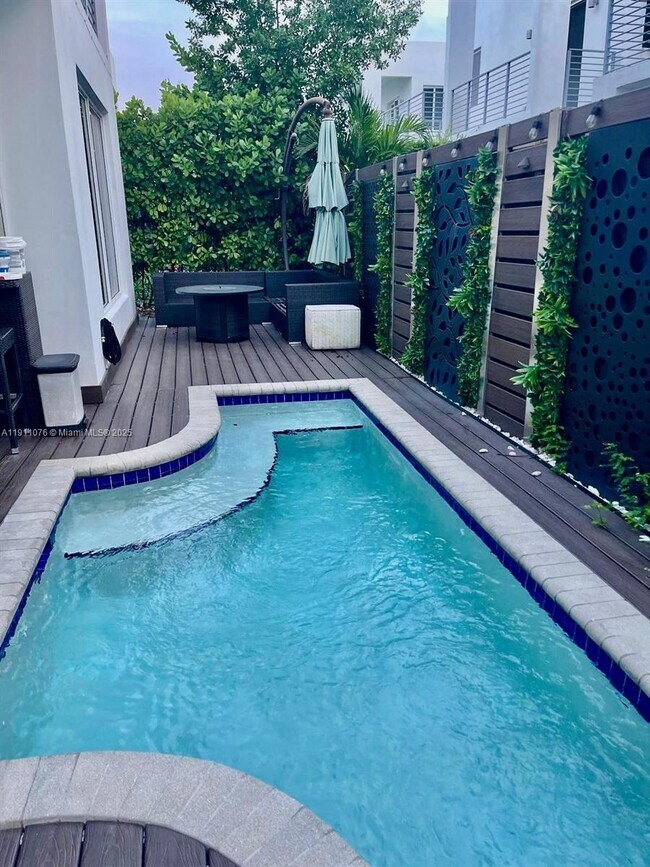 Building Photo - 6846 NW 103rd Ave