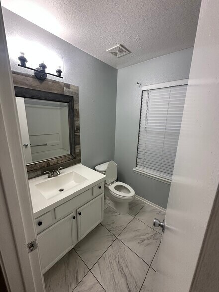 Building Photo - 6118 Elton Knolls St