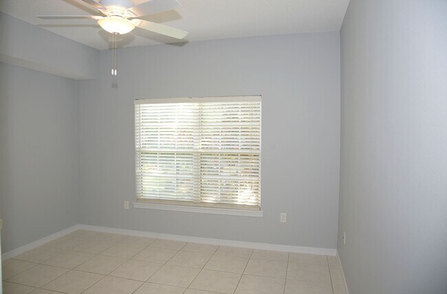 Building Photo - Second floor condo